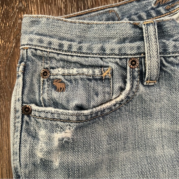 Abercrombie and Fitch Distressed Light Wash Bermuda Shorts Size 2 - Picture 4 of 11